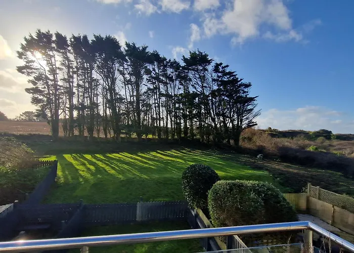 Very Spacious, Great Location. Castle And Sea View