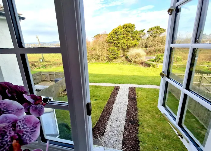 Very Spacious, Great Location. Castle And Sea View