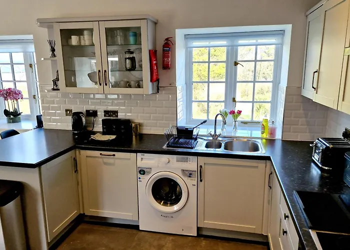 Very Spacious, Great Location. Castle And Sea View