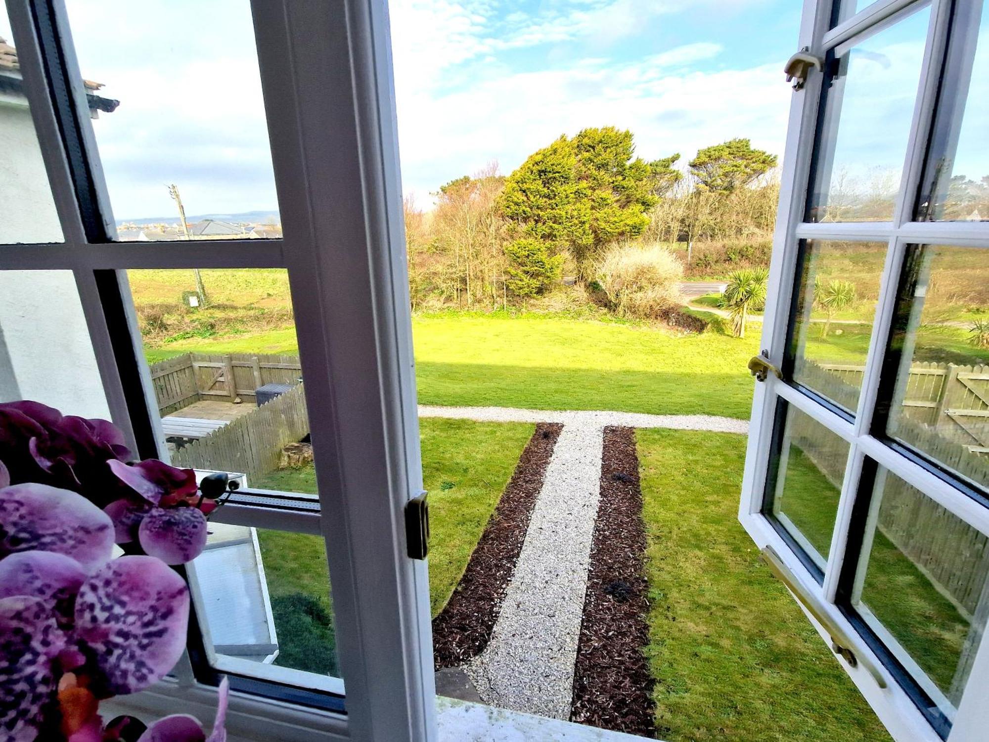 Very Spacious, Great Location. Castle And Sea View *