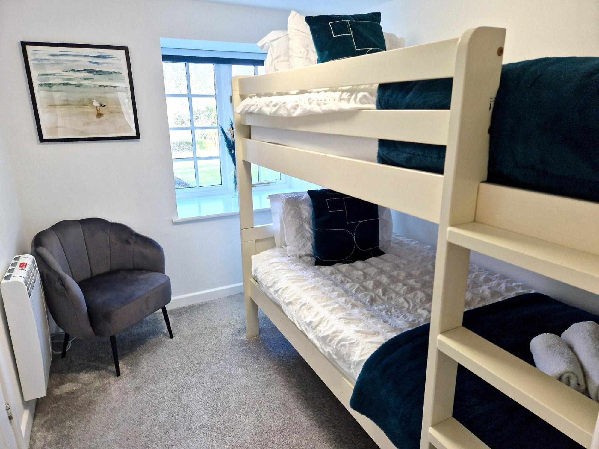 Very Spacious, Great Location. Castle And Sea View