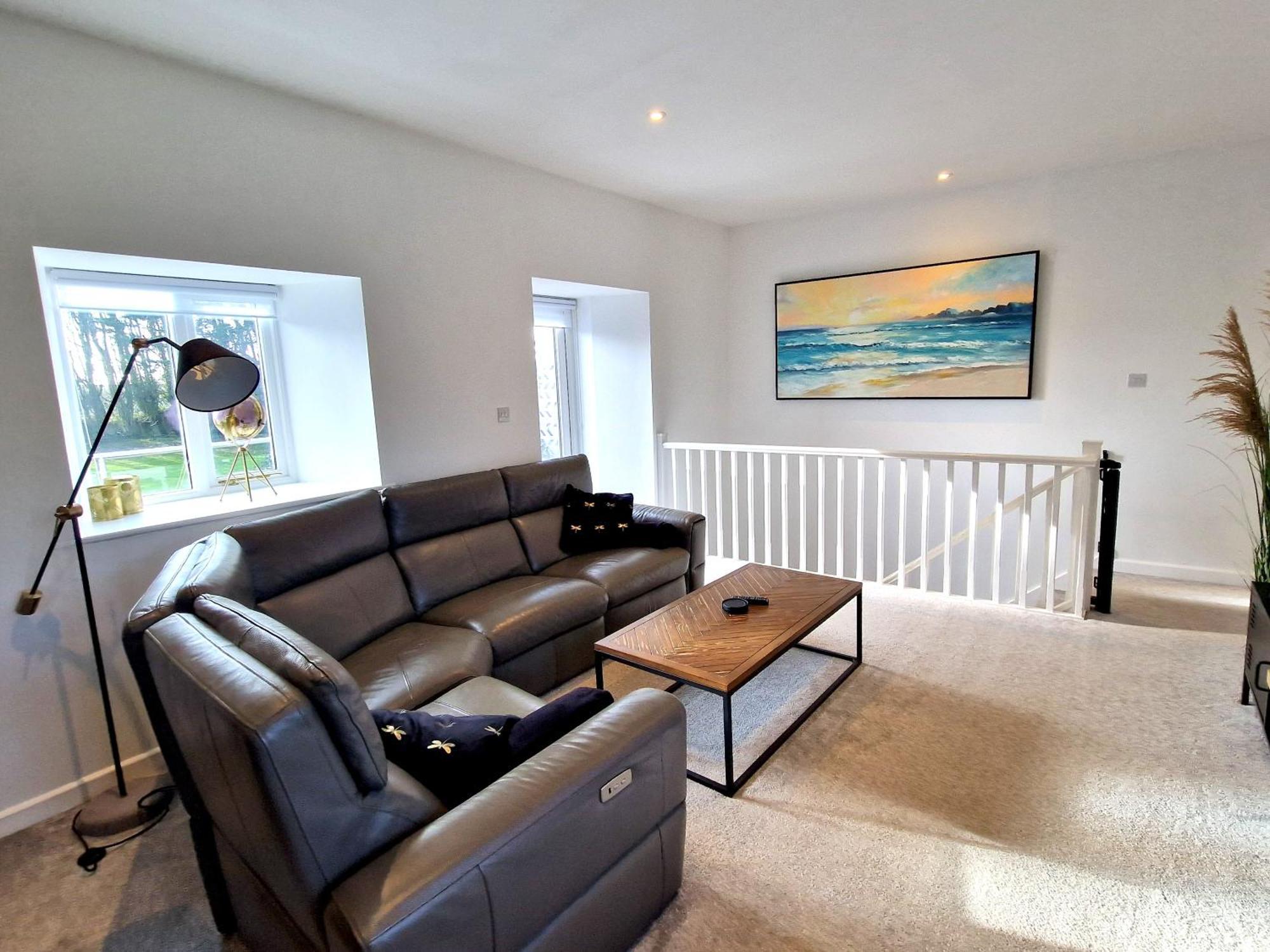 Very Spacious, Great Location. Castle And Sea View
